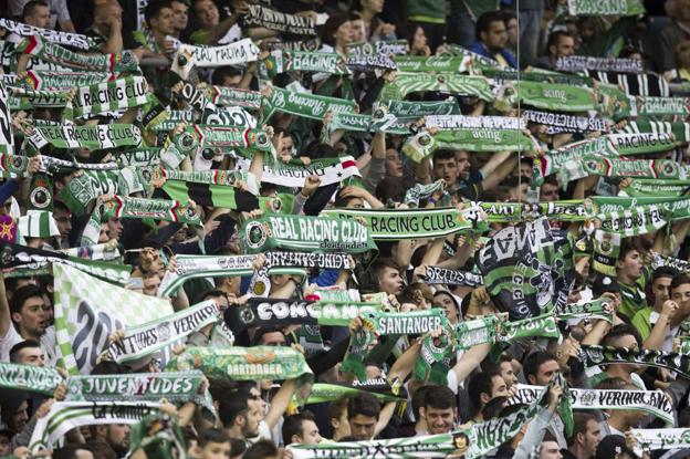 La afición del Racing nunca defrauda. Esta temporada ha registrado su récord en la Segunda B al sumar 10.940 socios.