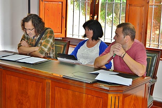 Alberto Alcubilla (izquierda) y Dolores Cuevas (centro), los dos miembros del Grupo Municipal Zieza hasta este lunes
