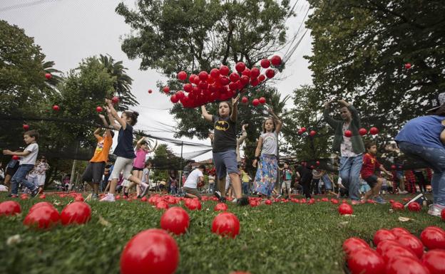 Un grupo de niños ocupan el espacio de experimentación en la Muestra de Artes Fantásticas de 2018 en los Jardines de Pereda.