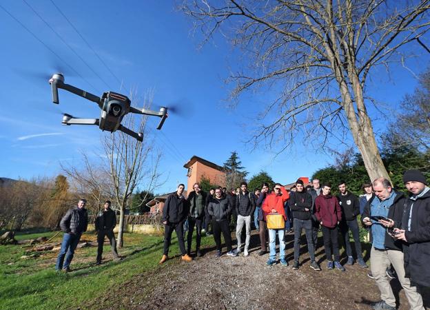 Alumnos del IES Foramontanos, en una exhibición del vuelo de un dron.