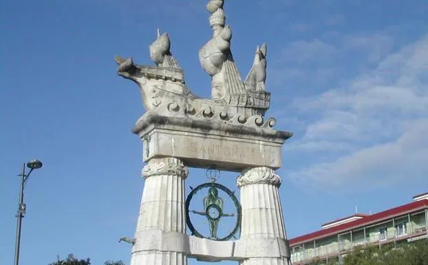 Detalle del monumento a Juan de la Cosa. 