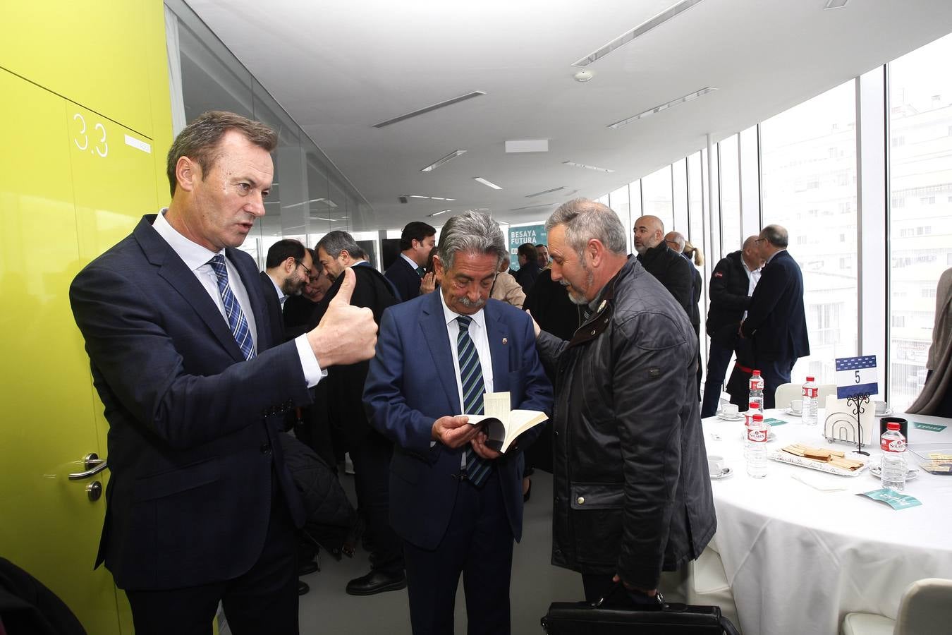 El presidente del Gobierno de Cantabria ha participado en el Encuentro Besaya Futura, celebrado en el Centro de Adultos Caligrama de Torrelavega, con una conferencia sobre 'Retos y oportunidades para la comarca'.