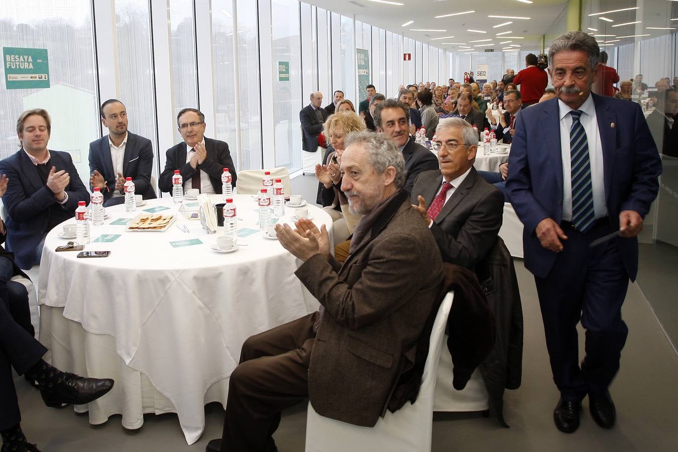 El presidente del Gobierno de Cantabria ha participado en el Encuentro Besaya Futura, celebrado en el Centro de Adultos Caligrama de Torrelavega, con una conferencia sobre 'Retos y oportunidades para la comarca'.