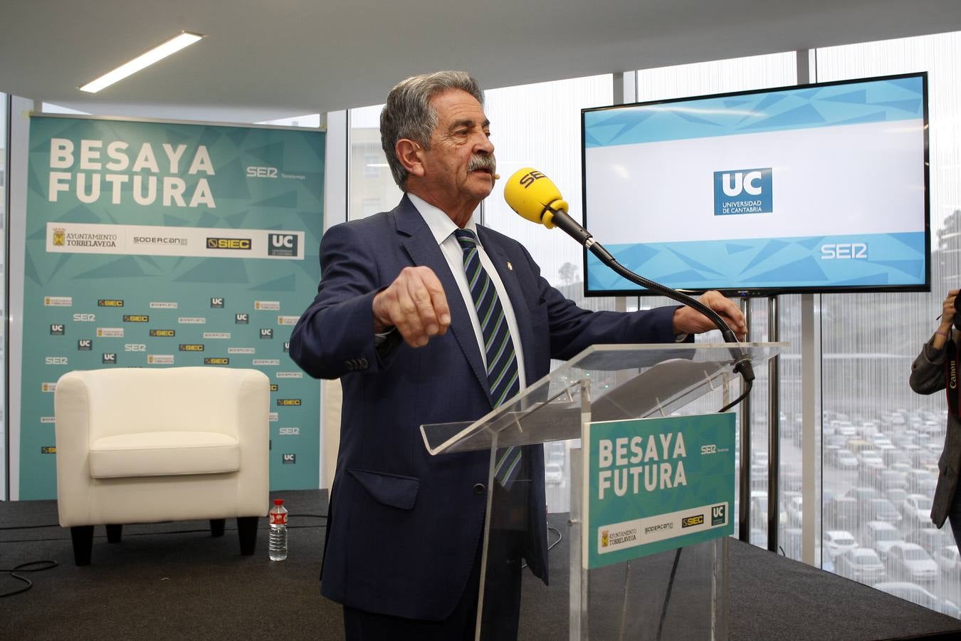 El presidente del Gobierno de Cantabria ha participado en el Encuentro Besaya Futura, celebrado en el Centro de Adultos Caligrama de Torrelavega, con una conferencia sobre 'Retos y oportunidades para la comarca'.