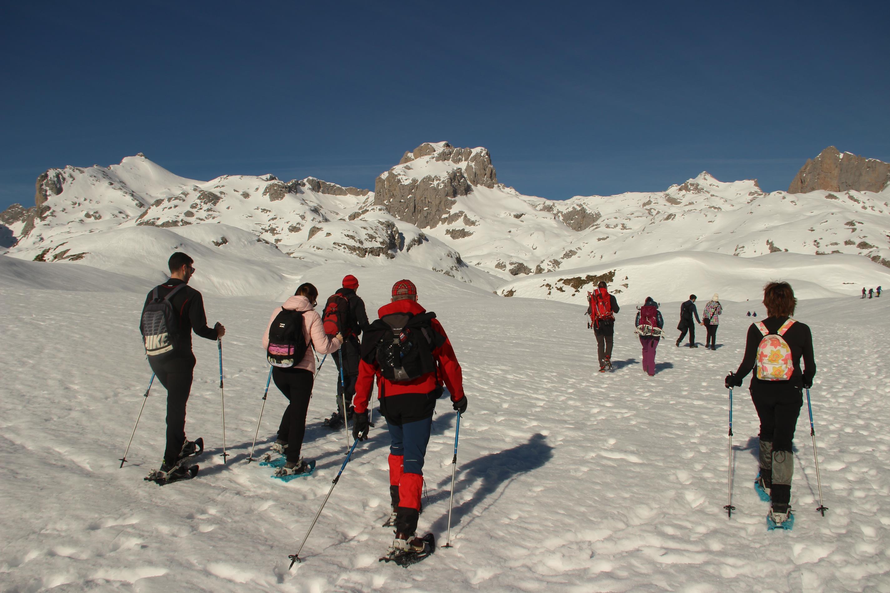 Este recorrido parte de la estación superior del teleférico de Fuente Dé y descubre una panorámica espectacular del macizo Oriental y Central y de la cordillera Cantábrica