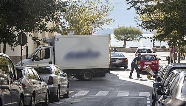  Atascos. Una furgoneta aparcada en una esquina, entorpece el paso a la calle Ataúlfo Argenta. 