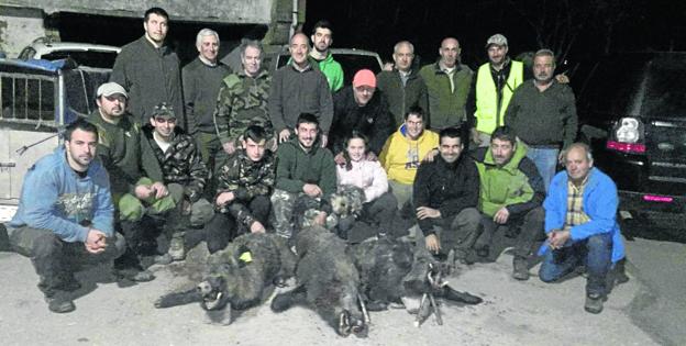 Integrantes de la cuadrilla 91 de Molledo, capitaneada por Alberto Villegas, con los tres jabalíes abatidos en el lote de Cieza Sur. 