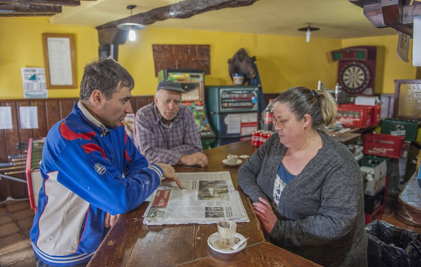 Juan Antonio y Antonio Eloy, vecinos de San Roque, en el bar de Flori. 