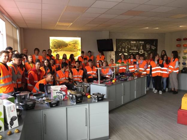 Los estudiantes del IES San Miguel de Meruelo conocieron las instalaciones de la empresa Vitrinor en Guriezo.