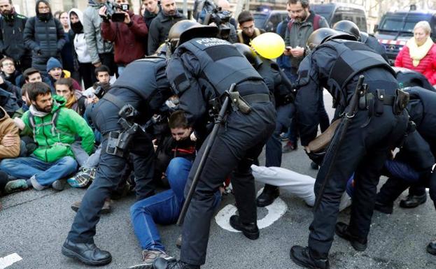 Imagen principal - Distintas imágenes que está dejando la huelga en Barcelona este jueves.