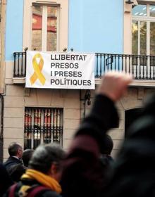 Imagen secundaria 2 - Distintas imágenes que está dejando la huelga en Barcelona este jueves.