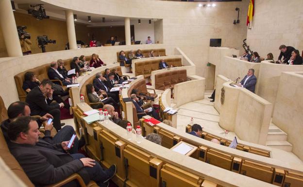 Sesión en el Parlamento regional en la que se aprobaron las comparecencias.