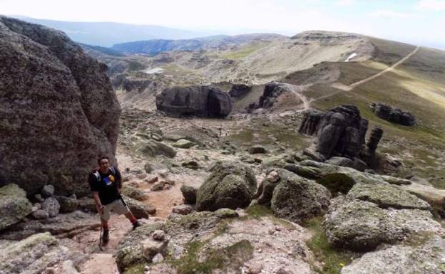 Portillo Arenoso: Detalle del altar y la cruz y visto desde la subida al Pico Urbión, en la que se ve la Laguna Larga y el camino de bajada a la Laguna Helada.