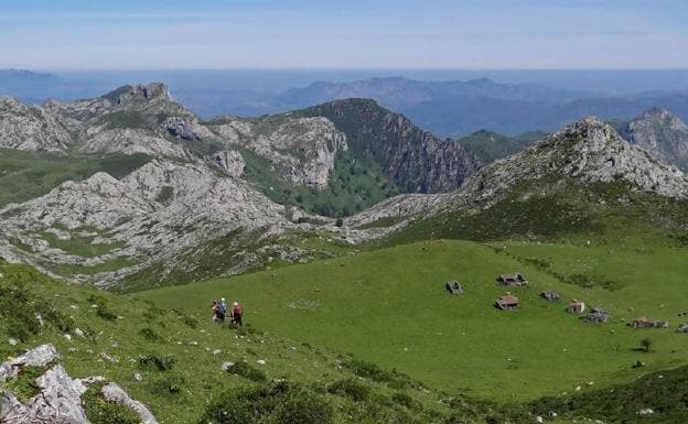 Preludio diseño espejo La Ruta de las Majadas, un sendero que comunica Los Lagos de Covadonga y  Poncebos | El Diario Montañés