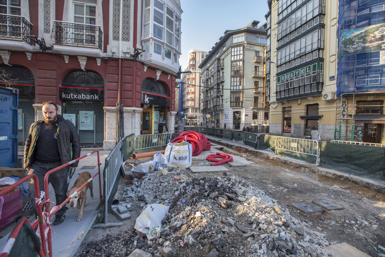 Vecinos y comerciantes encajan el impacto de las obras de la calle Isabel II, que se interrumpirán en verano para terminarlas antes de Navidad 