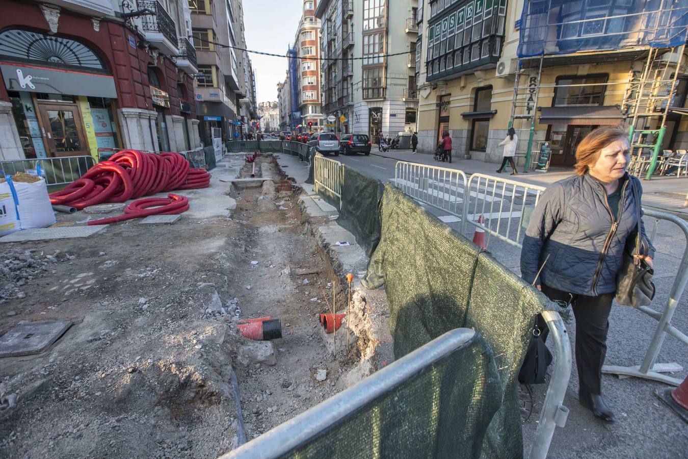 Vecinos y comerciantes encajan el impacto de las obras de la calle Isabel II, que se interrumpirán en verano para terminarlas antes de Navidad 