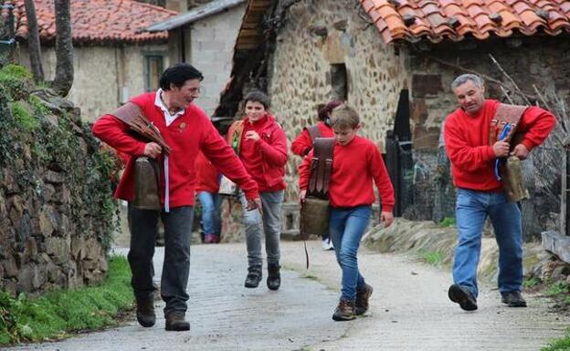 Los campaneros de la asociación Andruido en la Paré de Piasca, recorrerán las calles del pueblo. 