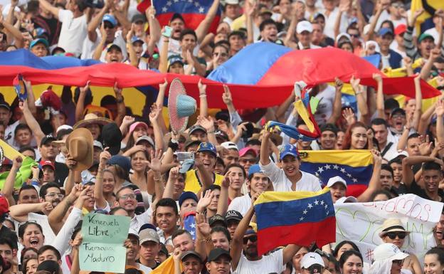 Miles de personas, llegas a pie, abarrotan el recinto donde tiene lugar el concierto solidario con Venezuela, en Cúcuta (Colombia)