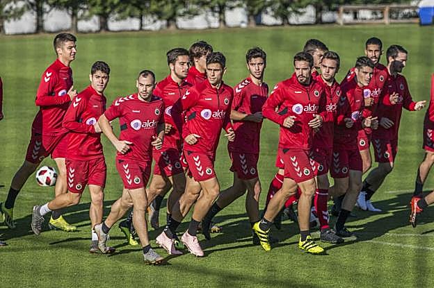 Los jugadores del Racing, durante la sesión de ayer en La Albericia.
