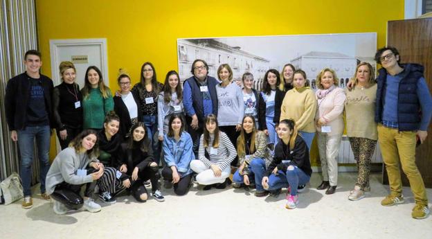Foto de grupo de alumnos de Asesoría de Imagen Personal del IES Zapatón participantes en la Gala del Día Mundial Contra el Cáncer, celebrada recientemente en el Casino de Torrelavega.