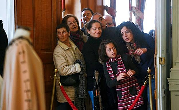 Visitantes en el Palacio de la Magdalena.