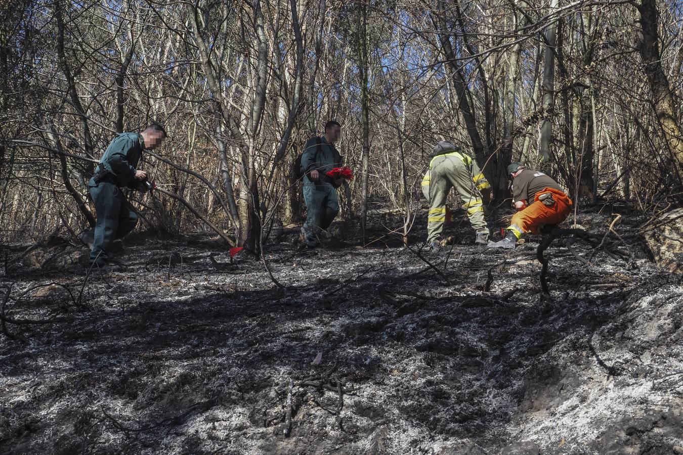 Una brigada de investigación de incendios y la Guardia Civil tratan de esclarecer el origen del fuego de Ramales