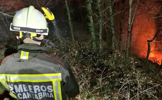 Un incendio forestal en VegaDePas, localizado en la subida al puerto de LaBragía.