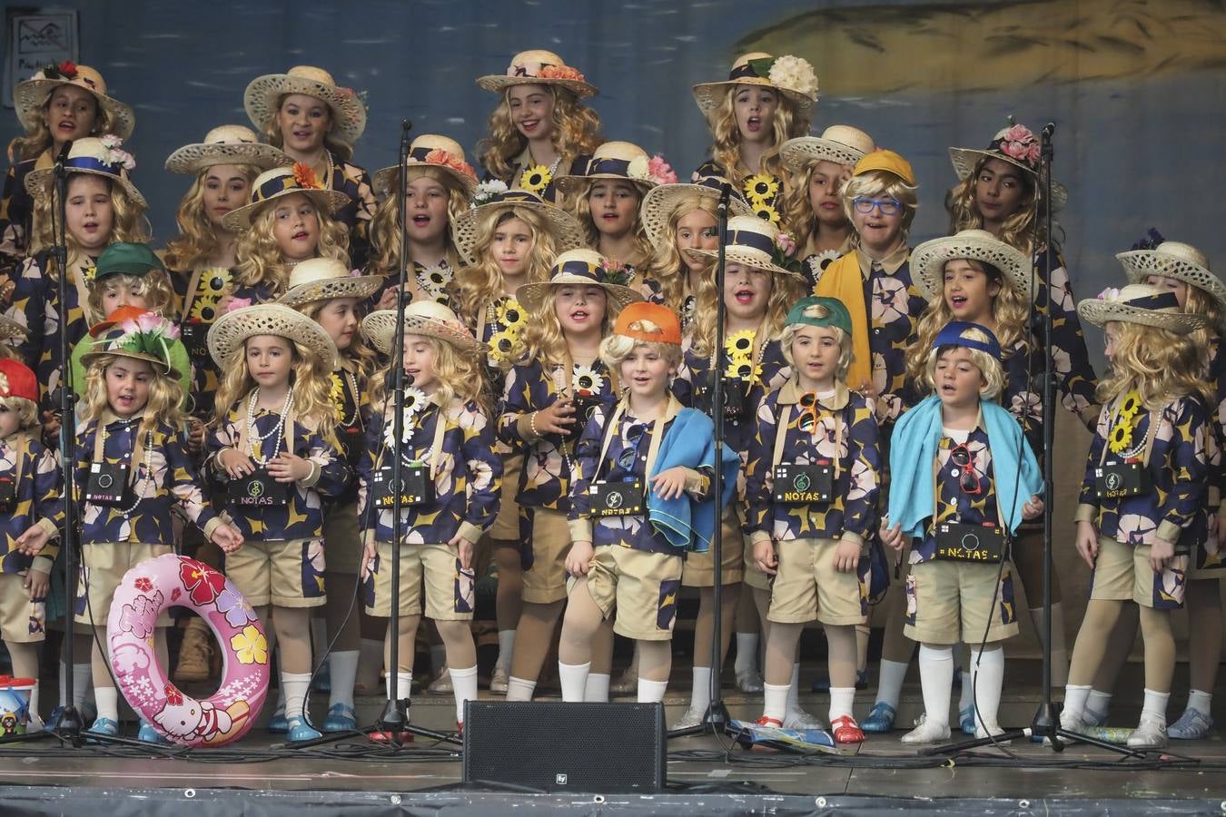 Fotos: Las murgas infantiles de Santoña presentaron sus trajes y canciones