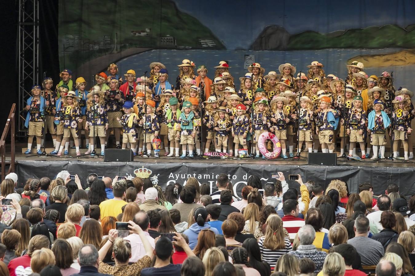 Fotos: Las murgas infantiles de Santoña presentaron sus trajes y canciones