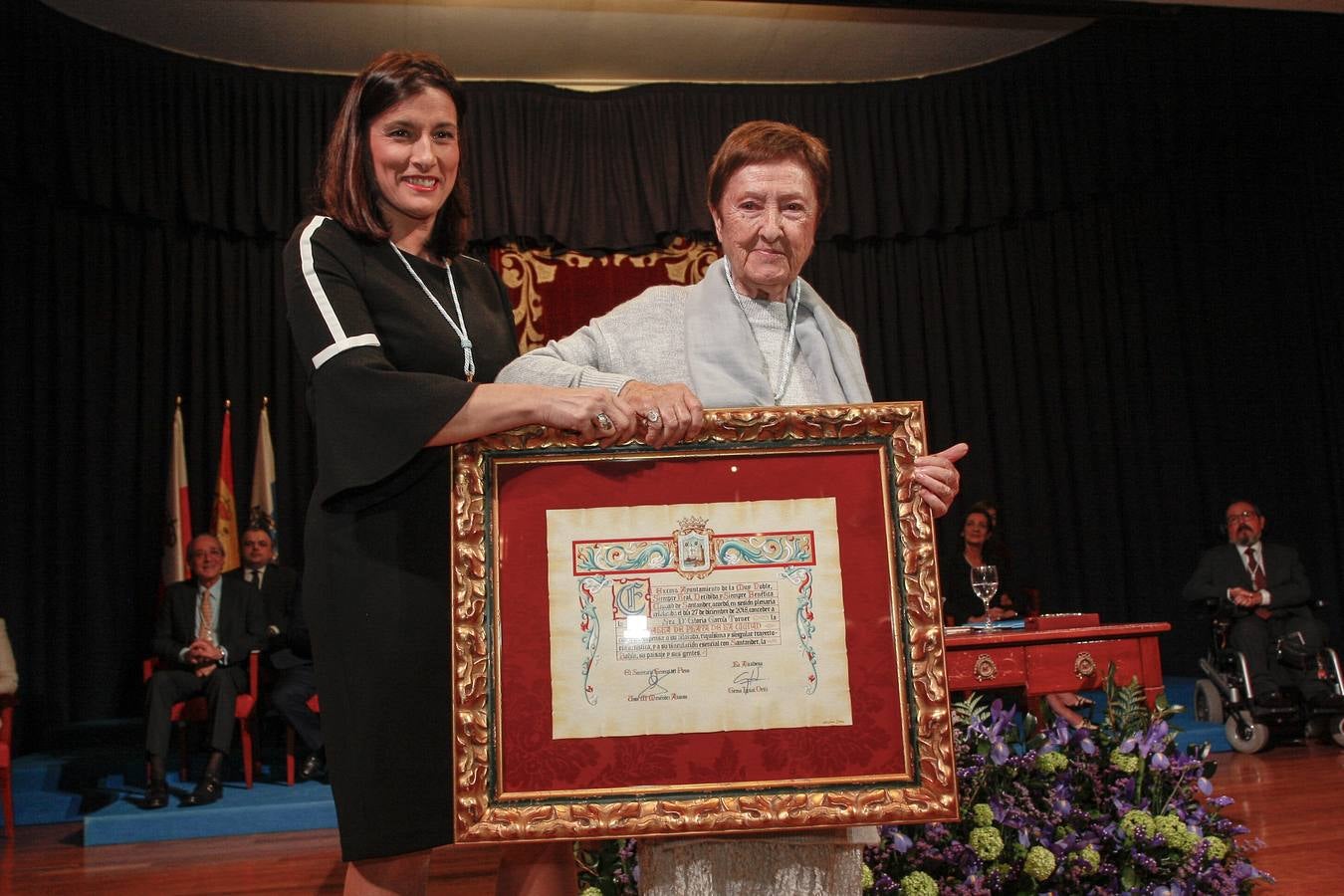 Gloria Torner recibió ayer la Medalla de Plata de Santander durante un acto en el que, con un gran sentido del humor y espontaneidad, recordó su trayectoria