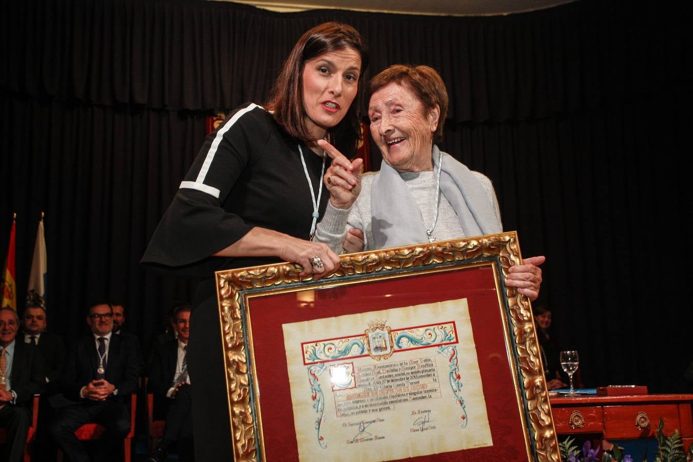 Gloria Torner recibió ayer la Medalla de Plata de Santander durante un acto en el que, con un gran sentido del humor y espontaneidad, recordó su trayectoria