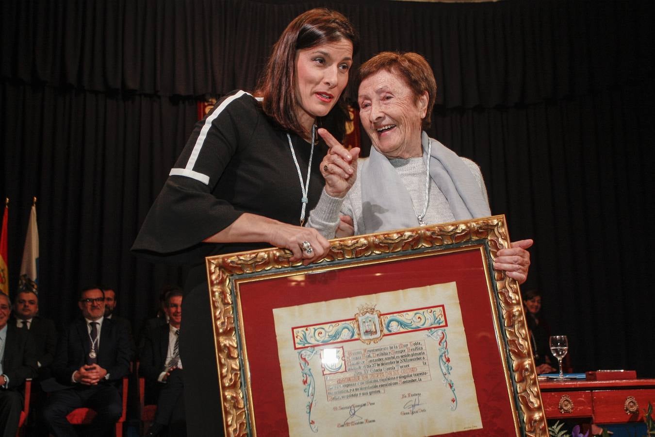 Gloria Torner recibió ayer la Medalla de Plata de Santander durante un acto en el que, con un gran sentido del humor y espontaneidad, recordó su trayectoria