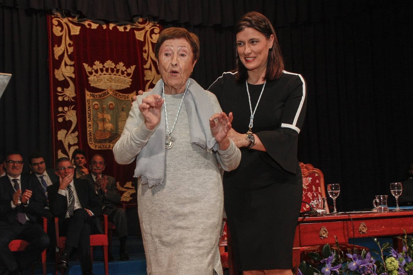 Gloria Torner recibió ayer la Medalla de Plata de Santander durante un acto en el que, con un gran sentido del humor y espontaneidad, recordó su trayectoria