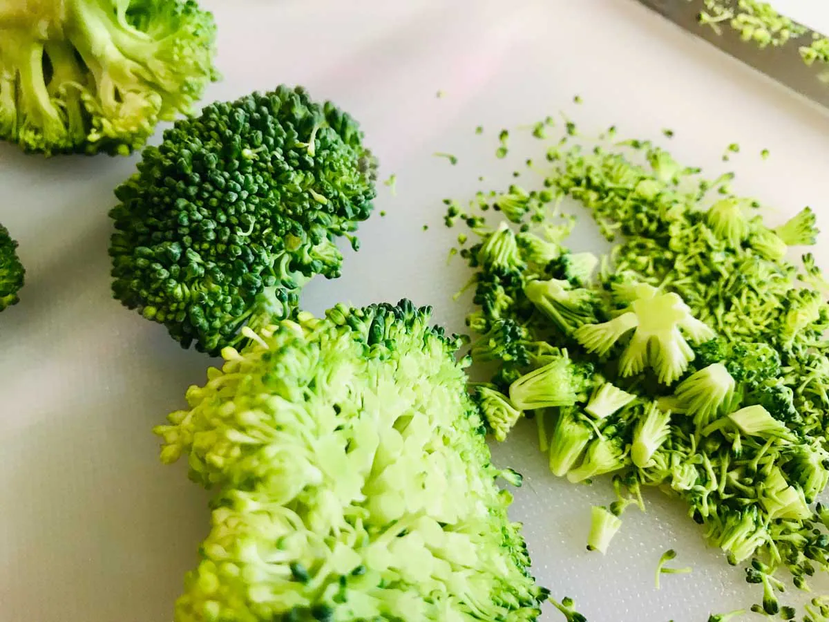 2-Lavar el brócoli y secar. Trocear la flor del calabacín. El tallo lo podéis reservar para una crema de verduras.