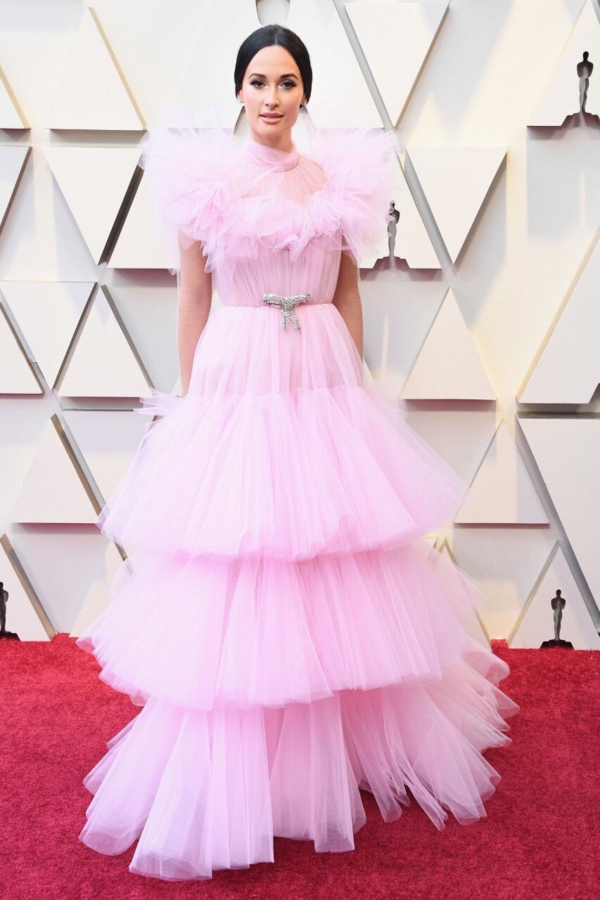 Kacey Musgraves, gran reina de los premios Grammy este año, lució en la alfombra roja este diseño de Giambatista Valli tan bonito, en color rosa.