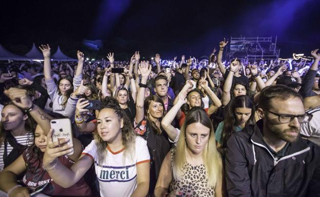 El público que acudió a la campa de La Magdalena a ver a Guetta el 28 de julio de 2018 acabó indignado y gritando eso de '«manos arriba, esto es un atraco».