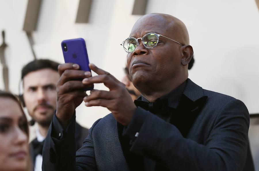 Samuel L. Jackson toma una fotografía con el móvil.