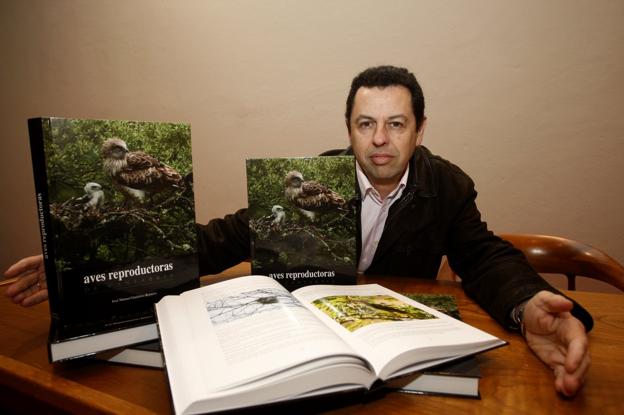 José Manuel Gutiérrez Romero junto a su obra. El libro, de gran formato, cuenta con 516 páginas y 434 fotografías.