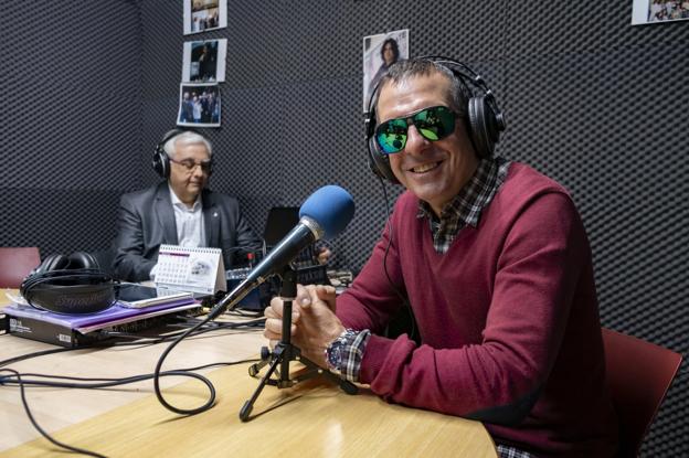 Hugo Lebaniegos, en el estudio de Amennízate Radio, en el Centro Hospitalario del Padre Menni. 