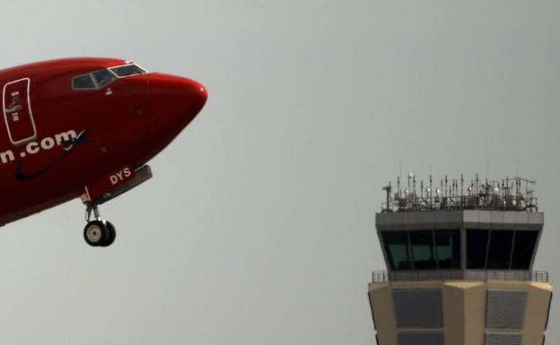 Un avión despega del aeropuerto de Málaga. 