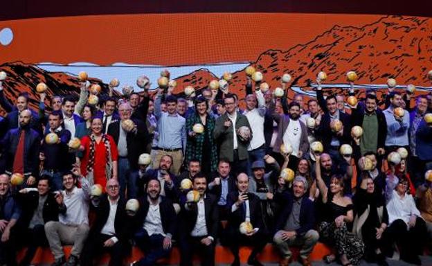 Foto de familia de los galardonados durante la gala de la Guía Repsol.