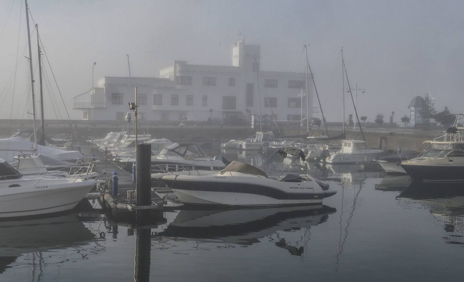 Fotos: Santander amanece tapada por la niebla