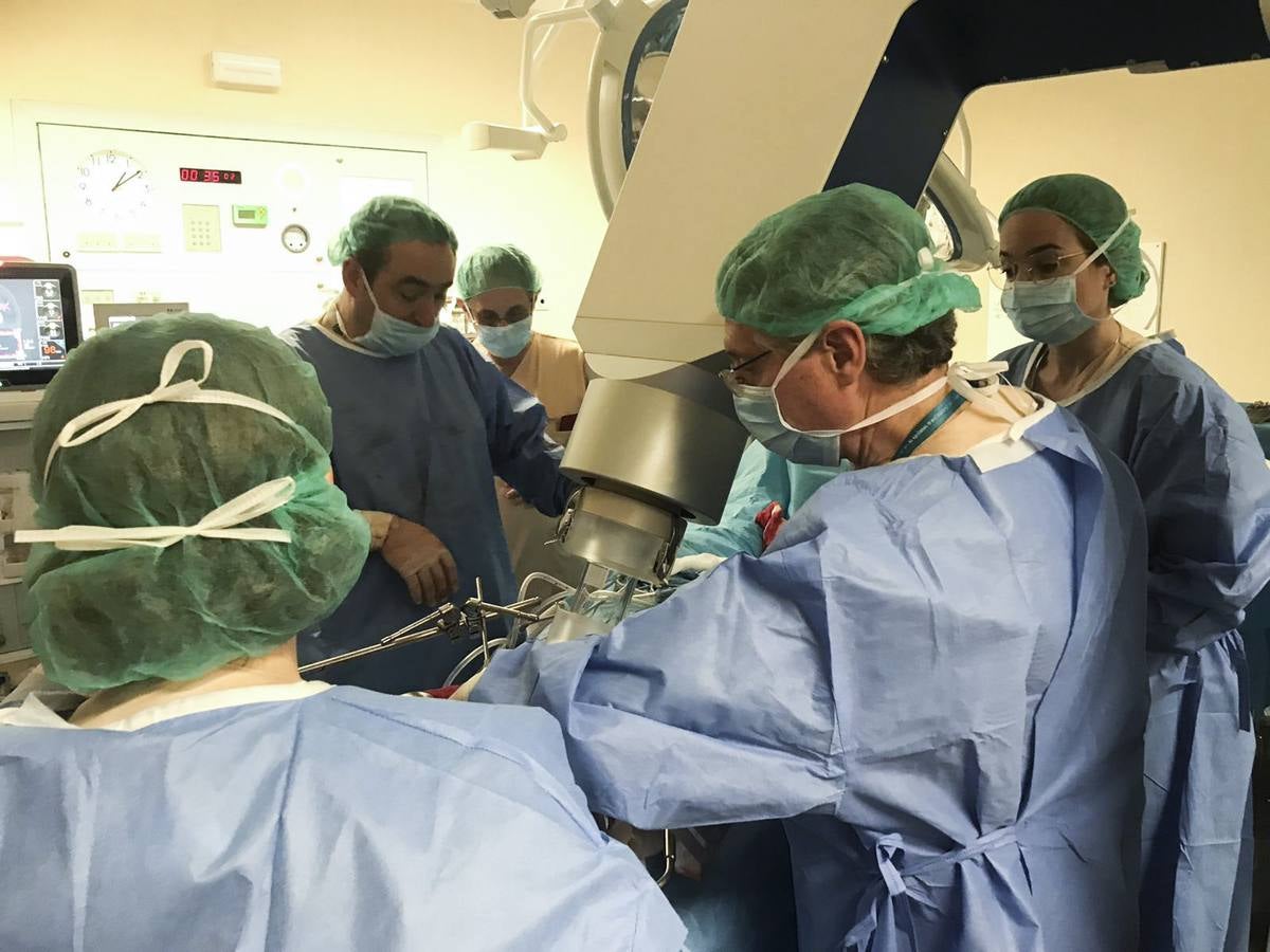 Equipo de Cirugía y de Oncología Radioterápica, durante la primera intervención realizada este martes. 