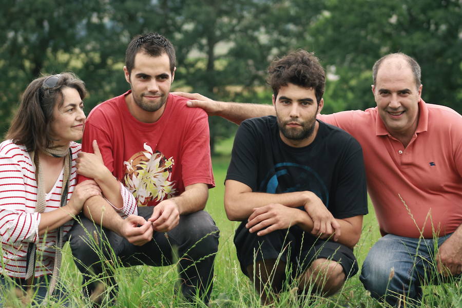 Eva Mazorra y Sindo García flanquean a sus hijos Miguel y Alejandro, de la quesería Granja La Sierra de Tezanos de Villacarriedo.