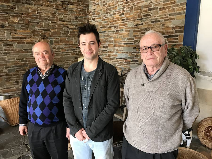 En el centro, César Ruiz Solana de la quesería Pasiega de Peña Pelada (La Cavada).