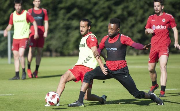 Kitoko y Mario Ortiz pugnan por un balón en el entrenamiento de este miércoles