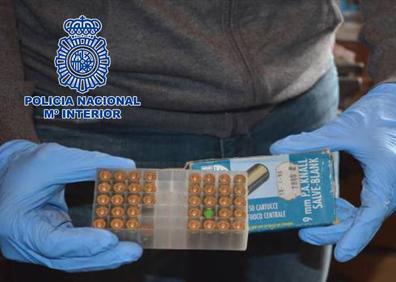 Imagen secundaria 1 - Rueda de prensa ofrecida esta mañana y otras dos imágenes de objetos intervenidos a los detenidos.