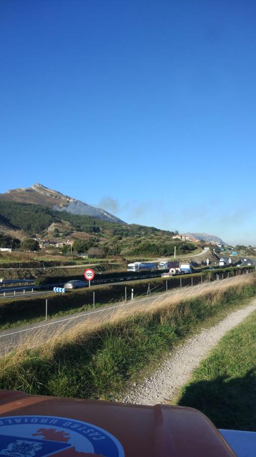 Fotos: Medios aéreos atacan el incendio de Castro Urdiales