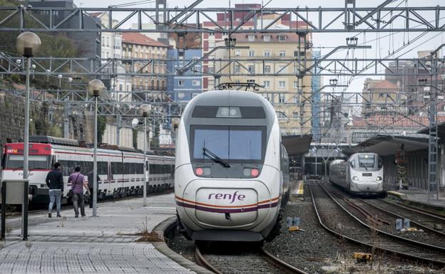 Imagen de archivo de uno de los trenes que cubren la línea Santander-Madrid. 