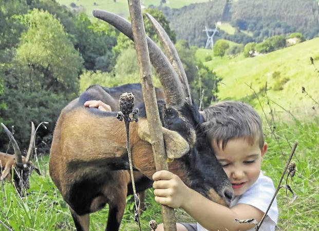 Eric, hijo de Eduardo García y Elisa Vquero, cabreros y queseros en Saro.